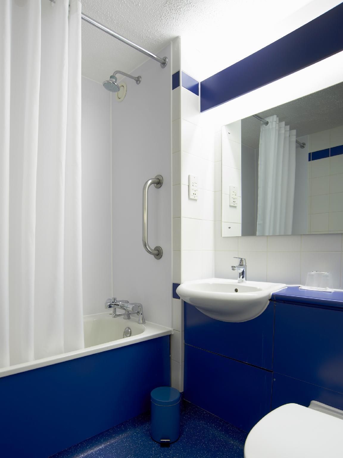 Travelodge Swansea Central Exterior photo