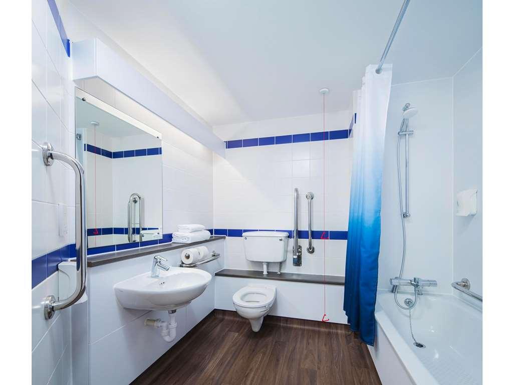 Travelodge Swansea Central Room photo