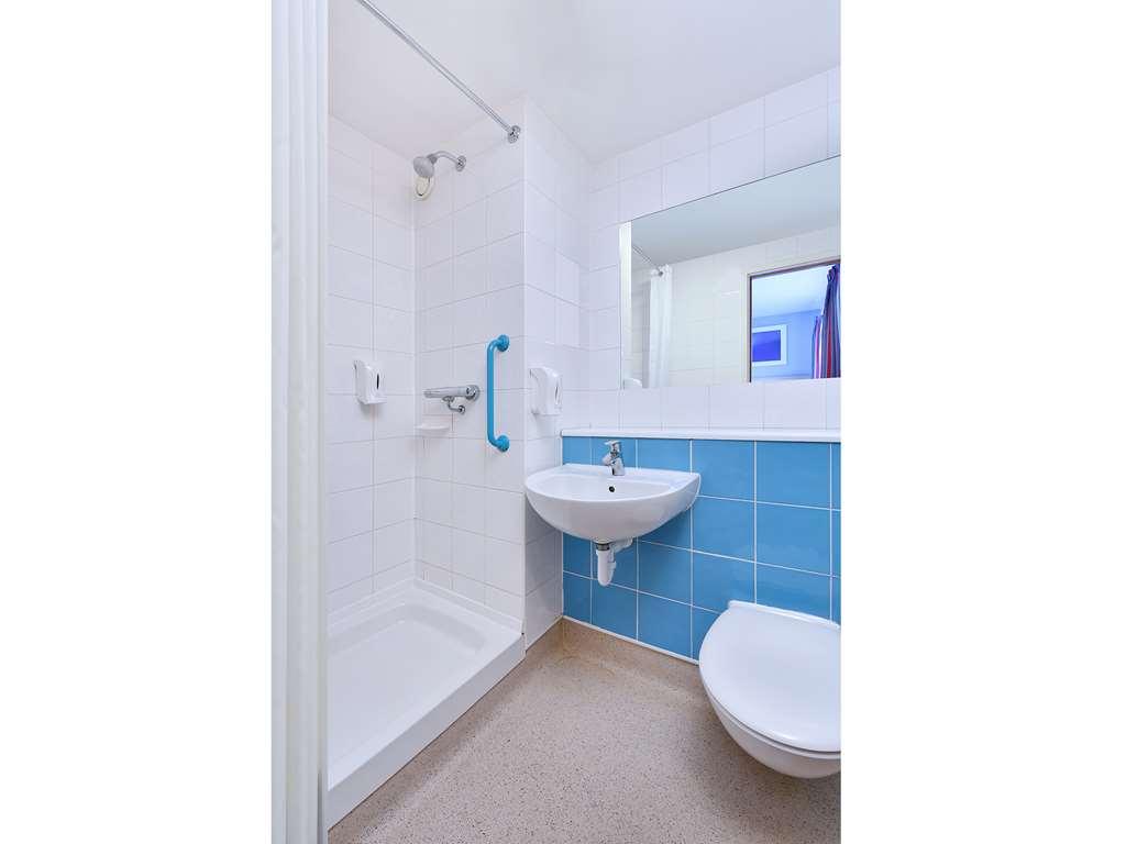 Travelodge Swansea Central Room photo