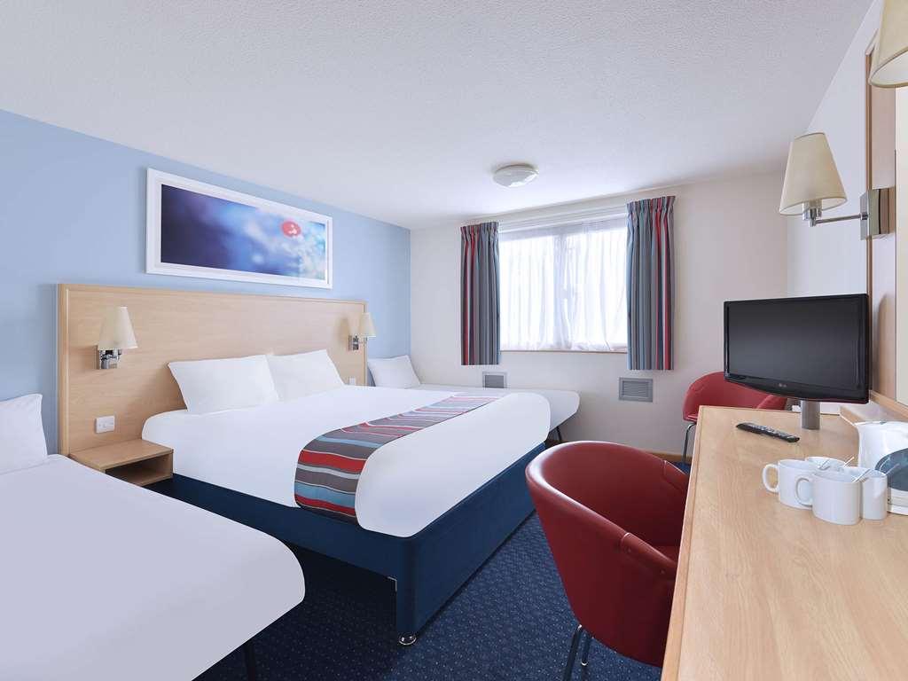 Travelodge Swansea Central Room photo