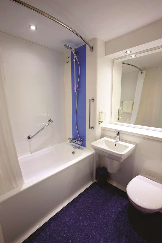Travelodge Swansea Central Room photo